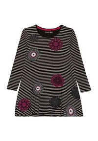 Sukienka w czarno-białe paski z długimi rękawami, zdobiona wielokolorowym kwiatowym haftem w odcieniach fioletu, różu i czerni. Okrągły dekolt.