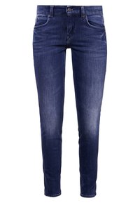 Jeans skinny de denim azul oscuro con cierre de botón, cinco bolsillos y un ligero desvanecimiento en la parte frontal para añadir textura.