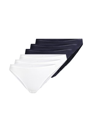 Cinq paires de culottes bikini pour femmes, trois noires et deux blanches, disposées en rangées chevauchantes sur un fond blanc.