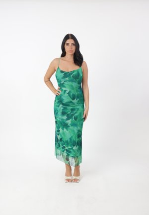 Grünes Kleid mit floralem Muster, Spaghettiträgern, taillierter Silhouette und einem Seitenschlitz, aus leichtem, fließendem Stoff.