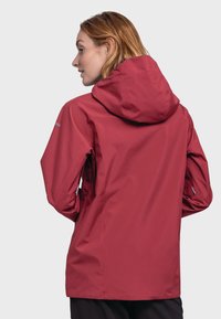 Rote wasserdichte Jacke mit Kapuze, die eine glatte Textur, elastische Bündchen und seitliche Reißverschlusstaschen aufweist.