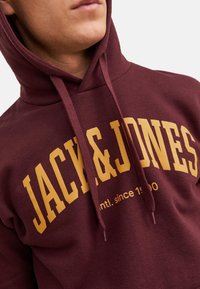 Jack & Jones JOSH MIT TUNNELZUG, KÄNGURUTASCHE UND LABEL-PRINT - Hættetrøje - rot