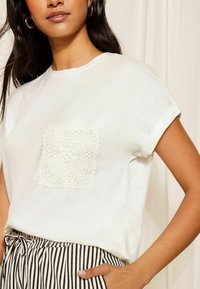 Friends Like These SHORT SLEEVE POCKET - REGULAR FIT  - Tričko s potlačou - ivory white