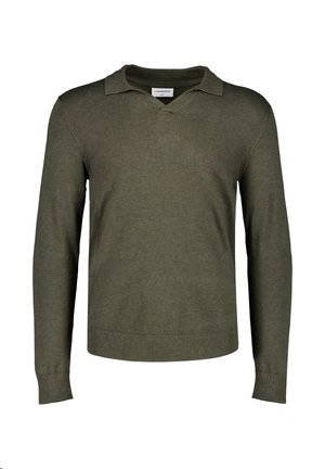 Sweter z długim rękawem w oliwkowej zieleni, z kołnierzem składanym i ściągaczami na mankietach oraz na dole, przedstawiony na białym tle.