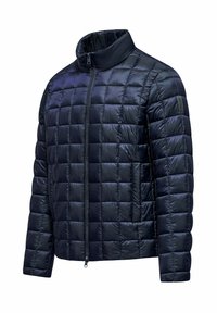 Marineblauwe gewatteerde pufferjack met een hoge kraag, ritssluiting en zijzakken; heeft een gladde, glanzende textuur en gestructureerd patroon.