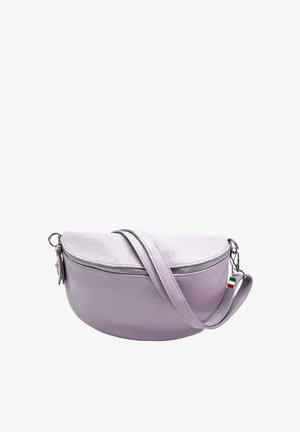 Sac en cuir violet à bandoulière avec une forme arrondie, fermeture éclair et bandoulière réglable. Présente une texture subtile et un petit accent en forme de drapeau.