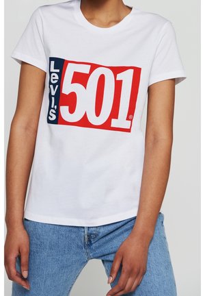 Bílý bavlněný tričko s červeným a modrým logem Levi's 501 na přední straně. Krátké rukávy a design s kulatým výstřihem.