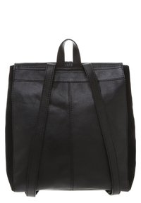 Svart läderryggsäck med två justerbara remmar, platt topphandtag och sydda vertikala sömmar. Slät textur och strukturerad form.
