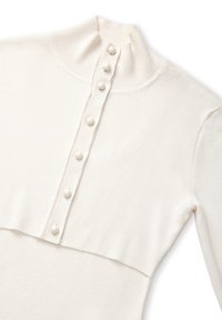 Suéter color crema con cuello tipo mock, que presenta una tapeta de botones con seis botones redondos blancos y textura acanalada en toda la tela.