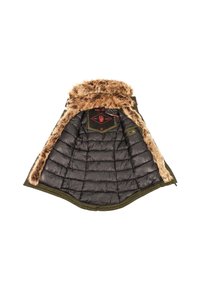 Grüne Jacke mit einem gesteppten schwarzen Innenfutter und Kunstpelzkragen. Sie verfügt über ein rotes Logo-Patch und kontrastierende Nähdetails im Inneren.