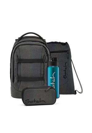 Das Rucksackset beinhaltet einen grauen Mesh-Rucksack, eine schwarze Kordelzugtasche, ein schwarzes Federmäppchen und eine türkisfarbene Wasserflasche. Es verfügt über Reißverschlüsse und Riemen.