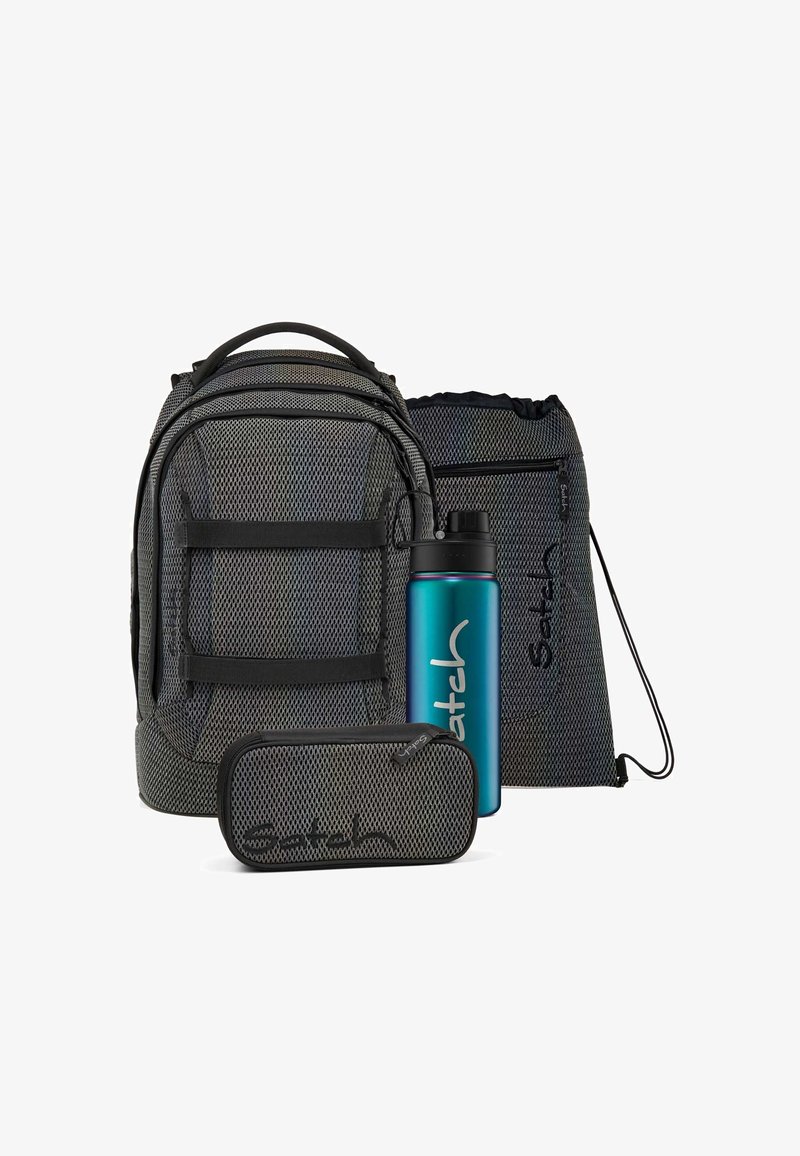 Das Rucksackset beinhaltet einen grauen Mesh-Rucksack, eine schwarze Kordelzugtasche, ein schwarzes Federmäppchen und eine türkisfarbene Wasserflasche. Es verfügt über Reißverschlüsse und Riemen.