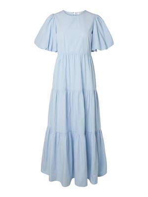 Lichtblauwe, gelaagde maxi-jurk met korte pofmouwen en een ronde halslijn, met een knoopsluiting aan de achterkant.