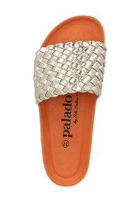 Palado schuif sandaal met geweven metallic zilveren band, oranje gevoerde zool, platte zool en merklabel afgedrukt op de voetbed.