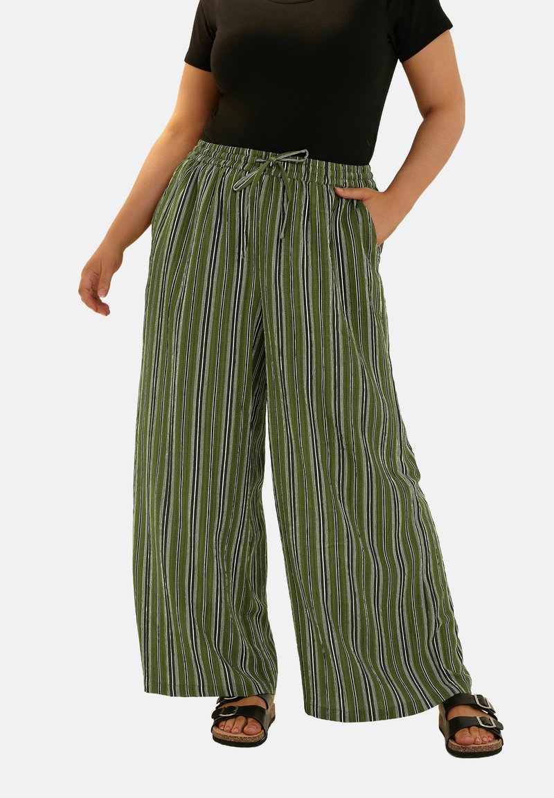 Gröna vida byxor med vertikala vita och svarta ränder, med elastisk midja och knytband, tillverkade av mjukt tyg.