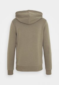 Sudadera con capucha de color caqui con una textura suave, que cuenta con un bolsillo tipo canguro y puños acanalados. Vista trasera que muestra un diseño simple y minimalista.