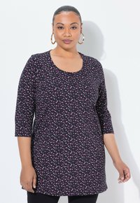 Top blu navy con maniche a tre quarti, caratterizzato da un motivo floreale in rosa e bianco, realizzato in tessuto morbido, con scollatura a barchetta.