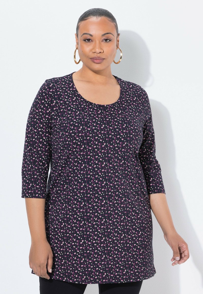 Top blu navy con maniche a tre quarti, caratterizzato da un motivo floreale in rosa e bianco, realizzato in tessuto morbido, con scollatura a barchetta.