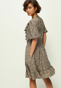 Next SHORT SLEEVE FRILL REGULAR FIT - Nappali ruha - khaki green