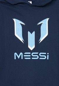 Sudadera azul marino con un gran diseño gráfico y acentos en azul claro. La palabra "MESSI" está impresa en una fuente moderna, en negrita, debajo del logo.
