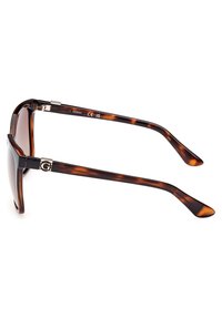 Tortoishell zonnebril met rechthoekige lenzen, gladde textuur, metalen accenten op de pootjes en een stevig frameontwerp.