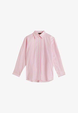 Chemise rose à manches longues avec boutons, rayures verticales blanches et jaunes, col classique et poignets, présentée sur un fond blanc.