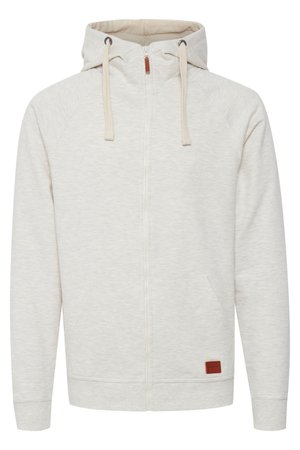 Felpa zip grigia chiara con finitura testurizzata, due tasche frontali e cappuccio con stringa. Presenta una patch in pelle sulla parte anteriore.