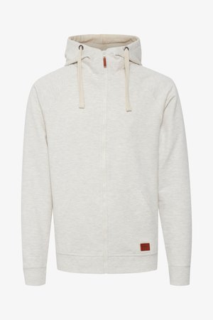 Hellgraue Zip-Hoodie mit strukturiertem Finish, zwei vorderen Taschen und einer Kapuze mit Kordelzug. Mit einem Lederakzent-Patch auf der Vorderseite.