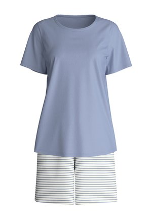 Camicia azzurro chiaro a maniche corte abbinata a pantaloncini bianchi con sottili righe orizzontali blu.