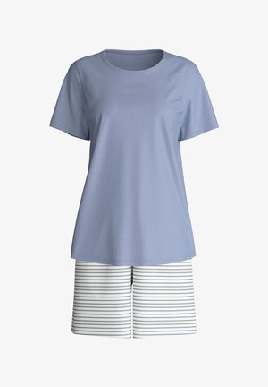 Lichtblauw shirt met korte mouwen gecombineerd met witte korte broek met dunne horizontale blauwe strepen.