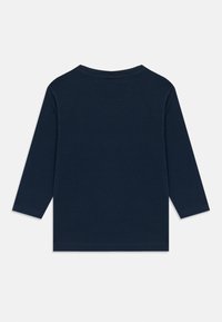 Mörkblå långärmad tröja med rund hals i liggande läge, visar baksidan med enkel, slät tyg och rak fåll.