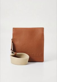 Braune Leder-Umhängetasche mit strukturierter Oberfläche, ausgestattet mit einem abnehmbaren beigen Riemen und eingeprägtem Markennamen am unteren Rand.