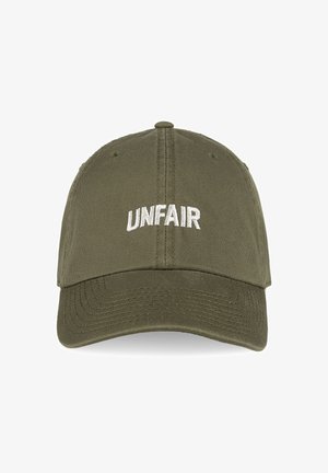Olivengroene baseballpet van katoen, met een gebogen rand en witte geborduurde tekst "UNFAIR" aan de voorkant.