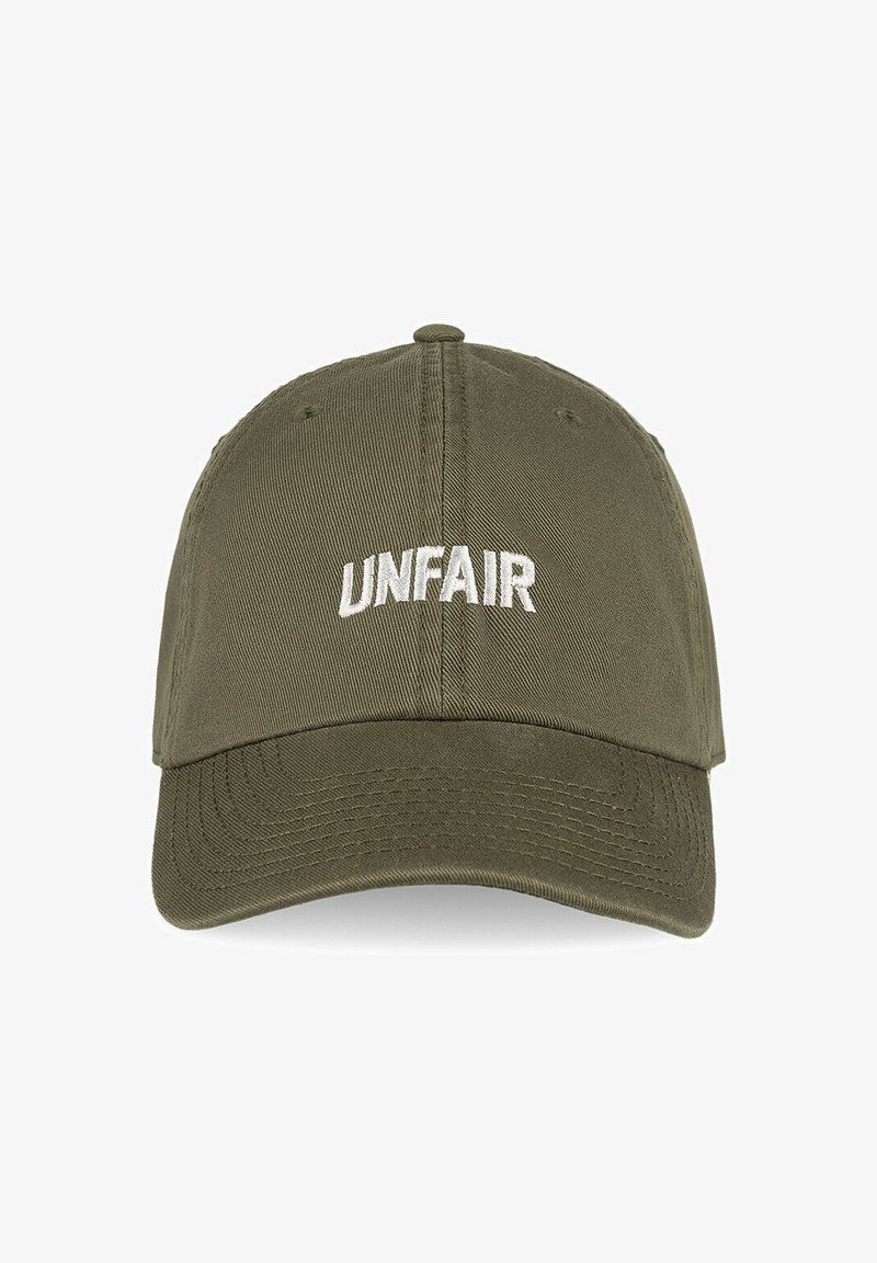 Olivgrüne Baseballkappe aus Baumwolle mit einem gebogenen Schirm und weiß gesticktem Text "UNFAIR" auf der Vorderseite.