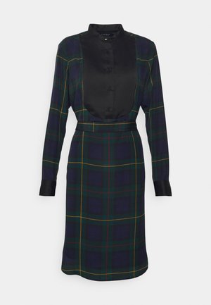 Robe à manches longues à carreaux vert foncé et bleu marine avec plastron en satin noir, poignets, détails de boutons et ceinture en tissu assorti à la taille.