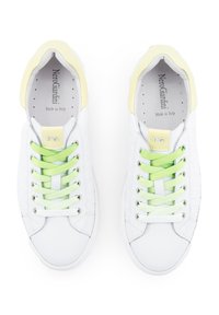 Sneaker in pelle bianca con accenti verde lime e giallo chiaro. Caratteristiche includono sei occhielli e lati testurizzati. Logo "NeroGiardini" sulla linguetta.