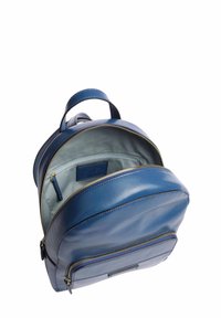 Zaino in pelle blu con forma arrotondata. Presenta zip color oro, un esterno liscio e un interno in tessuto grigio chiaro con tasche.