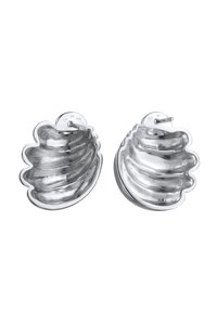 Ohrringe in Silberoptik in Muschelform mit detaillierten Rillen, leicht reflektierend, mit einem Steckverschluss für sicheren Halt. Glatte Oberfläche.