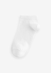 Bijela anklet čarapa napravljena od mekanog, rastezljivog materijala. Ima zaobljen prst i rebrasti završetak s glatkom teksturom.