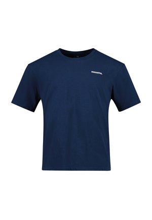 Marineblaues Baumwoll-T-Shirt mit kurzen Ärmeln und rundem Halsausschnitt. Mit einem weißen Logo auf der oberen linken Seite. Glatte Textur.