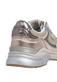 Zatvoren kadrovi stražnje i bočne strane bež i metalik tenisice s mrežastim detaljima i "PEPE JEANS" oznakom na potplatu.
