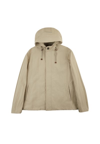 Chaqueta impermeable beige con capucha, dos bolsillos laterales, cordones y un cierre frontal de botones con una superficie texturizada.
