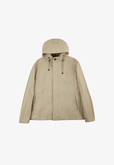 Beżowa wodoodporna kurtka z kapturem, dwoma bocznymi kieszeniami, sznurkami ściągającymi oraz zapięciem na guziki z teksturowaną powierzchnią.