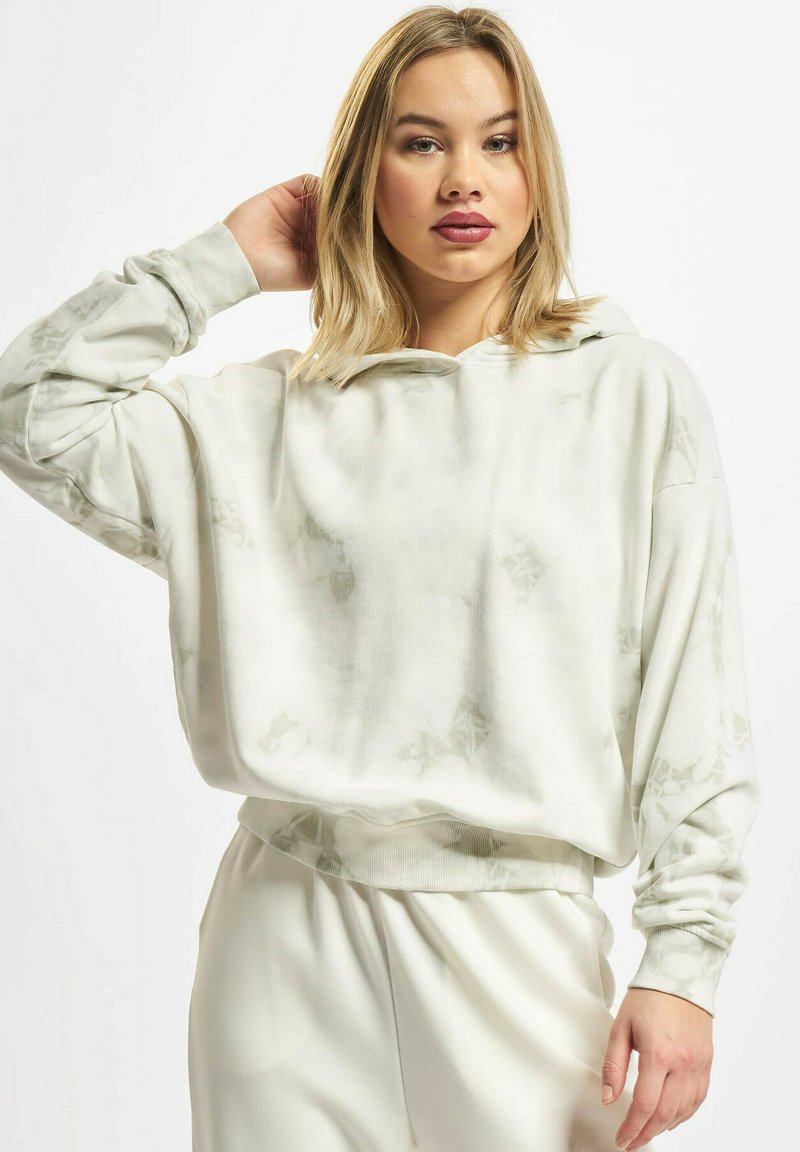 Lys grønn oversized hettegenser laget av mykt stoff, med et subtilt tie-dye-mønster, lange ermer, og en avslappet passform med ribbestrikket nedkant.