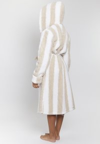 Kapuziger Bademantel aus weichem Fleece mit horizontalen cremefarbenen und beigen Streifen, tailliert mit einem Gürtel, mit langen Ärmeln und knielangem Schnitt.