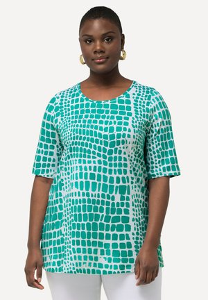 T-shirt à manches courtes teal et blanc avec un motif carré abstrait. Design à col rond avec une coupe décontractée et une texture douce.