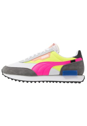 Niskoprofilowy sneaker Puma z białymi, neonyżółtymi, różowymi i szarymi zamszowymi akcentami, białymi sznurowadłami, czarną zakładką na pięcie oraz niebieskim detalem na bloku śródpodeszwy.