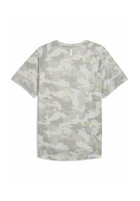 Αθλητική κοντομάνικη μπλούζα με γκρι και λευκό καμουφλάζ μοτίβο και διακριτικές κίτρινες λεπτομέρειες, εμφανιζόμενη από πίσω.