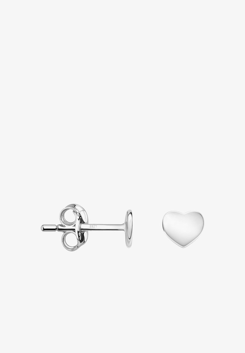 Clou d’oreille en argent avec une petite face avant lisse en forme de cœur et un fermoir papillon sur fond blanc.