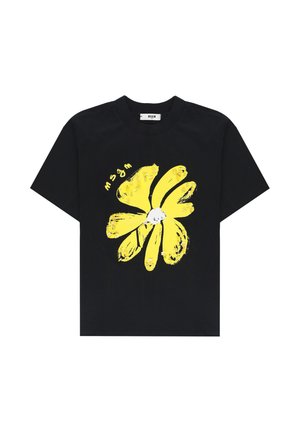 T-shirt nera a maniche corte con un grande fiore astratto giallo e la scritta "msgm" stampata vicino all'angolo in alto a sinistra del disegno.